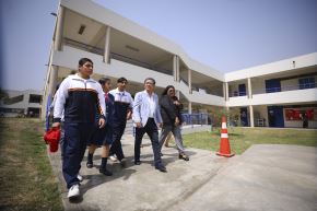 El ministro de Educación, José Antonio Chang junto con estudiantes del COAR. Foto: Difusión/Andina