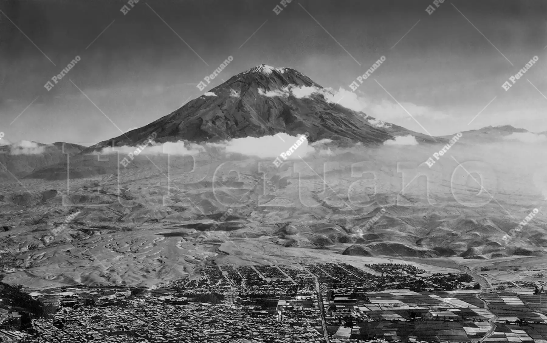 Arequipa - enero 1952 / Volcán Misti, vista panorámica de la ciudad de Arequipa. Foto: Archivo Histórico de El Peruano