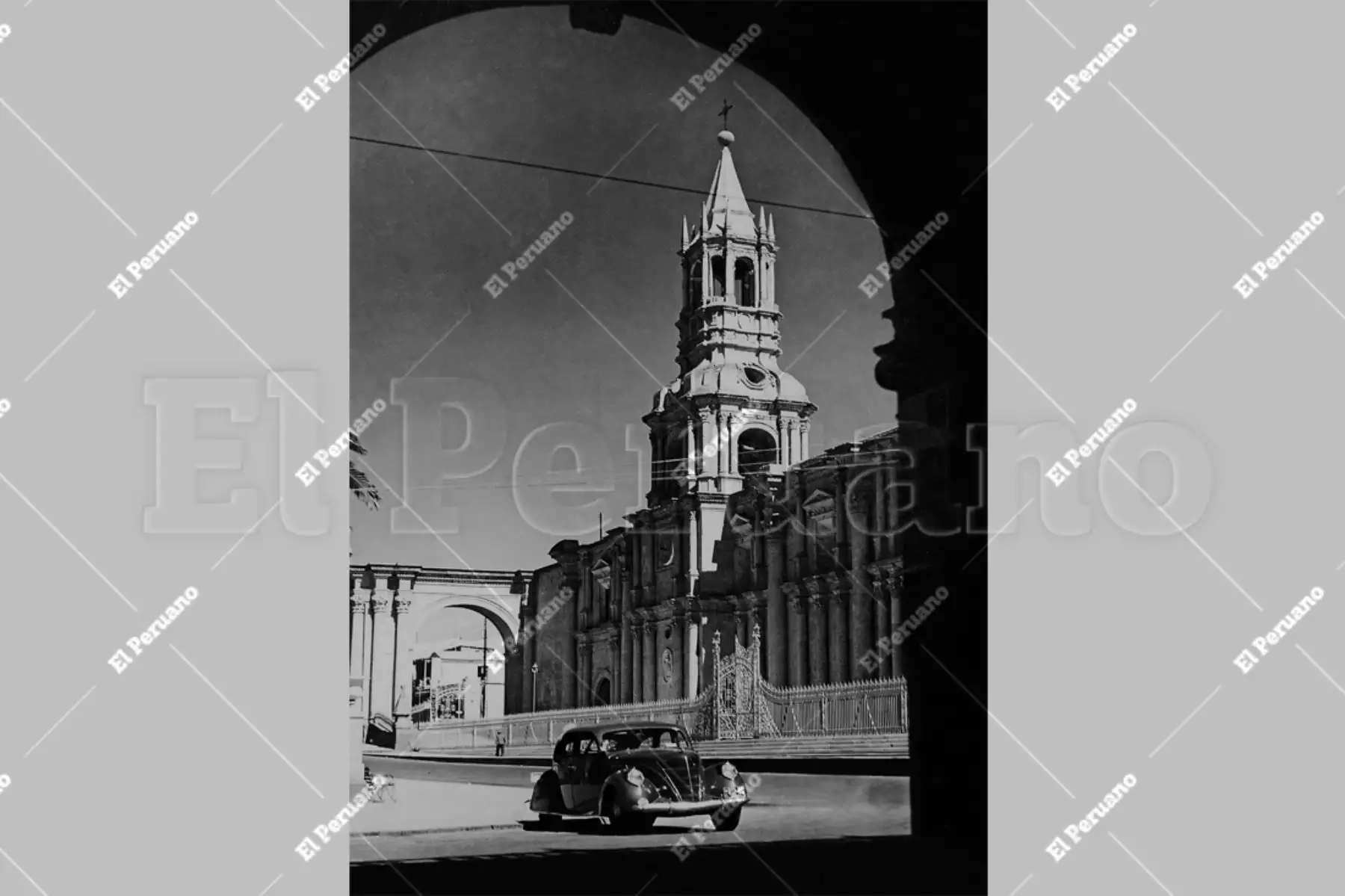 Arequipa - julio 1946 / Automóvil frente a la Catedral de Arequipa. Foto: Archivo Histórico de El Peruano