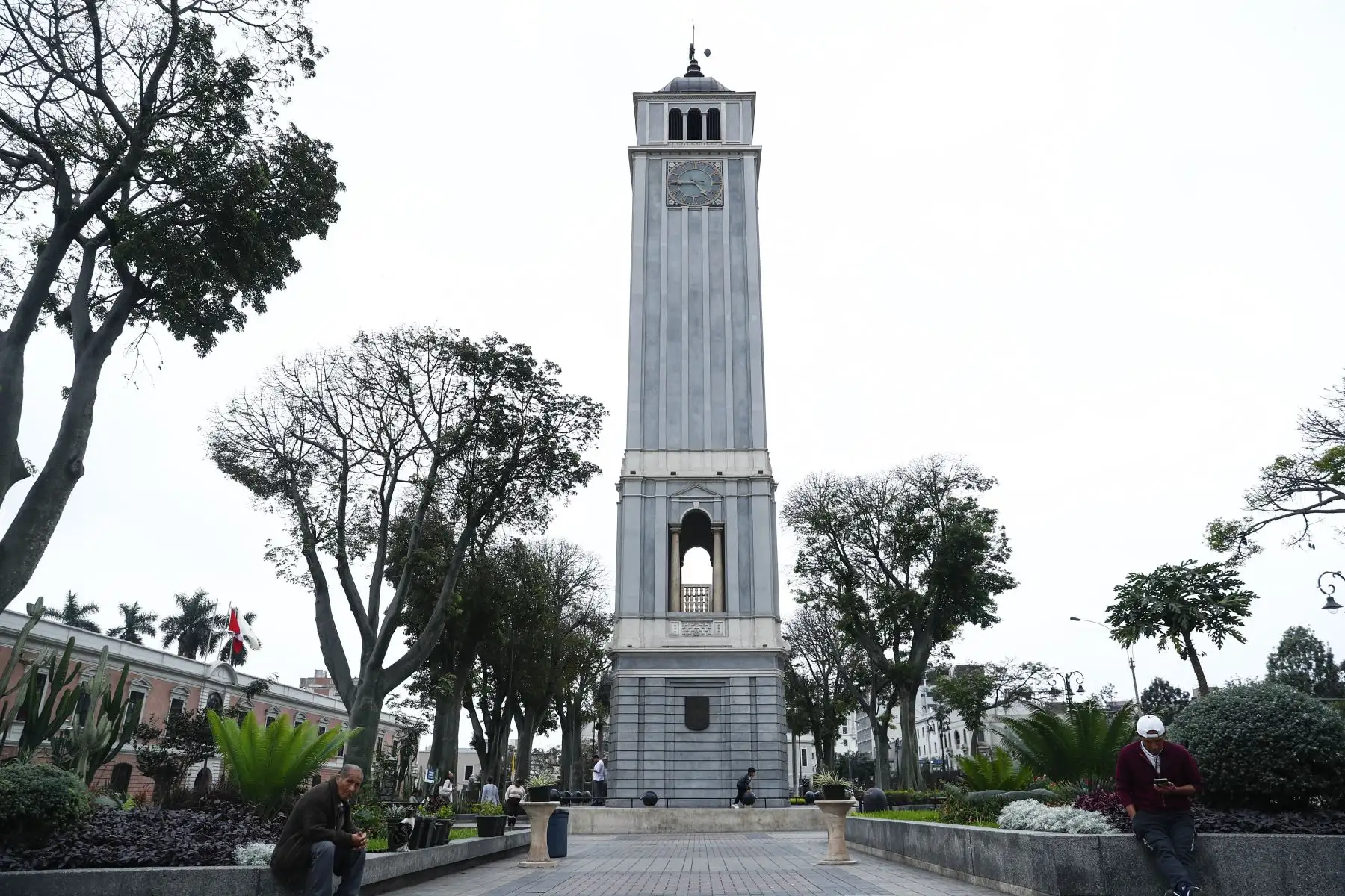 El corazón de la Torre Reloj del Parque Universitario continúa funcionando con su mecanismo original de la marca alemana Junghans, un sistema de más de cien años de antigüedad que mantiene activa la sonería de este emblemático monumento del Centro Histórico de Lima. Foto: ANDINA/Daniel Bracamonte