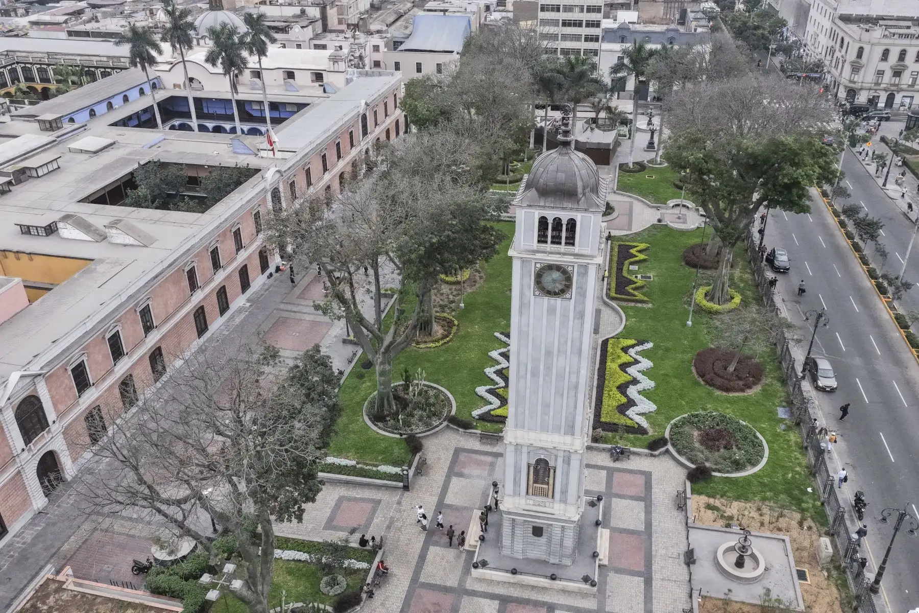 La Torre Reloj fue un obsequio de la colonia alemana al Perú por el centenario de la Independencia. Más de un siglo después, su mecanismo original continúa operativo y marcando las horas desde el Parque Universitario, como parte del patrimonio histórico del Centro de Lima. Foto: ANDINA/Daniel Bracamonte