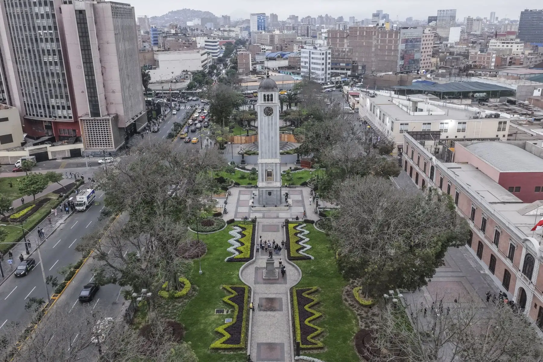Durante la restauración de la Torre Reloj, el mecanismo presentaba desgaste, suciedad, repintes y descalibración. Sus componentes fueron intervenidos, calibrados y afinados para recuperar el funcionamiento sincronizado de la sonería y la interpretación del Himno Nacional. Foto: ANDINA/Daniel Bracamonte