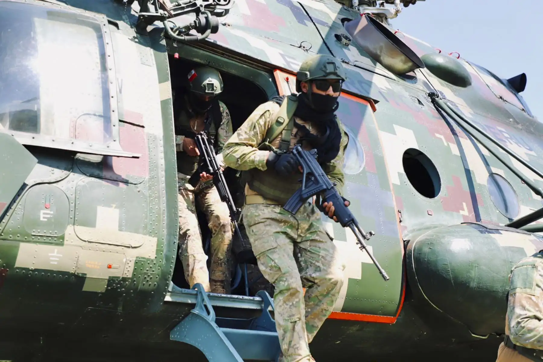 El Comando Conjunto de las Fuerzas Armadas y la Policía Nacional del Perú intensificaron las operaciones contra la minería ilegal en Madre de Dios con cinco días consecutivos de intervenciones en los sectores de Balata, Huacapún, Isla Córdova, Delta Uno, próximo a la Reserva Comunal Amarakaeri, y el sector A8, ubicado en la zona de amortiguamiento de la Reserva Nacional de Tambopata, en el distrito de Inambari. Foto: Difusión