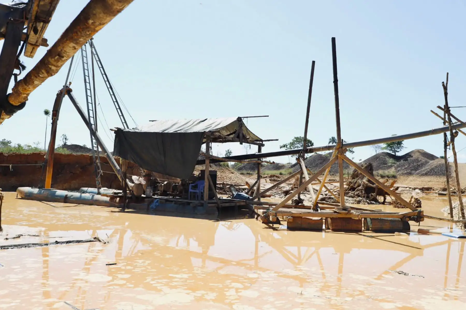 El Comando Conjunto de las Fuerzas Armadas y la Policía Nacional del Perú intensificaron las operaciones contra la minería ilegal en Madre de Dios con cinco días consecutivos de intervenciones en los sectores de Balata, Huacapún, Isla Córdova, Delta Uno, próximo a la Reserva Comunal Amarakaeri, y el sector A8, ubicado en la zona de amortiguamiento de la Reserva Nacional de Tambopata, en el distrito de Inambari. Foto: Difusión