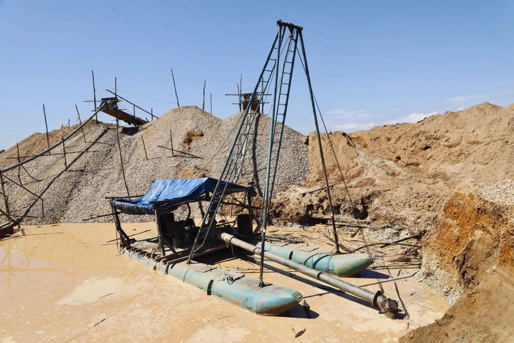 El Comando Conjunto de las Fuerzas Armadas y la Policía Nacional del Perú intensificaron las operaciones contra la minería ilegal en Madre de Dios con cinco días consecutivos de intervenciones en los sectores de Balata, Huacapún, Isla Córdova, Delta Uno, próximo a la Reserva Comunal Amarakaeri, y el sector A8, ubicado en la zona de amortiguamiento de la Reserva Nacional de Tambopata, en el distrito de Inambari. Foto: Difusión
