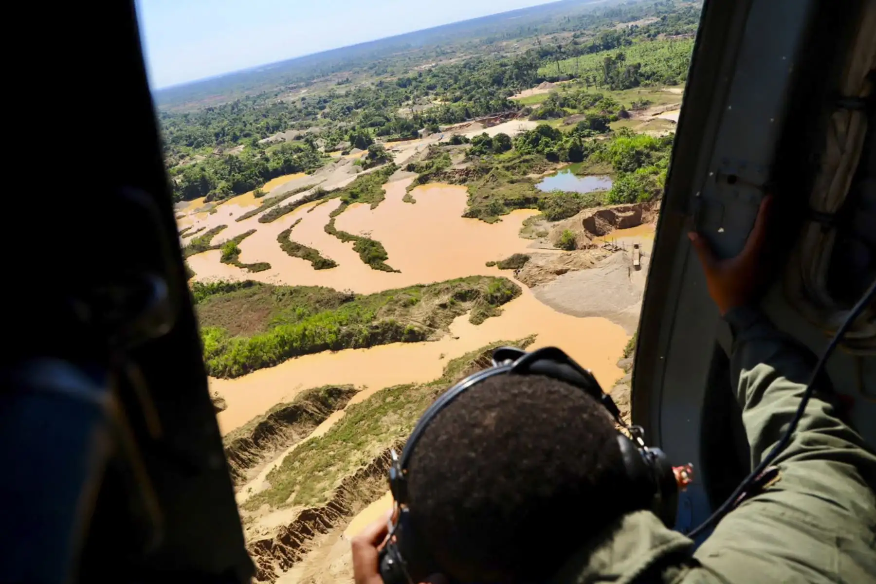 El Comando Conjunto de las Fuerzas Armadas y la Policía Nacional del Perú intensificaron las operaciones contra la minería ilegal en Madre de Dios con cinco días consecutivos de intervenciones en los sectores de Balata, Huacapún, Isla Córdova, Delta Uno, próximo a la Reserva Comunal Amarakaeri, y el sector A8, ubicado en la zona de amortiguamiento de la Reserva Nacional de Tambopata, en el distrito de Inambari. Foto: Difusión