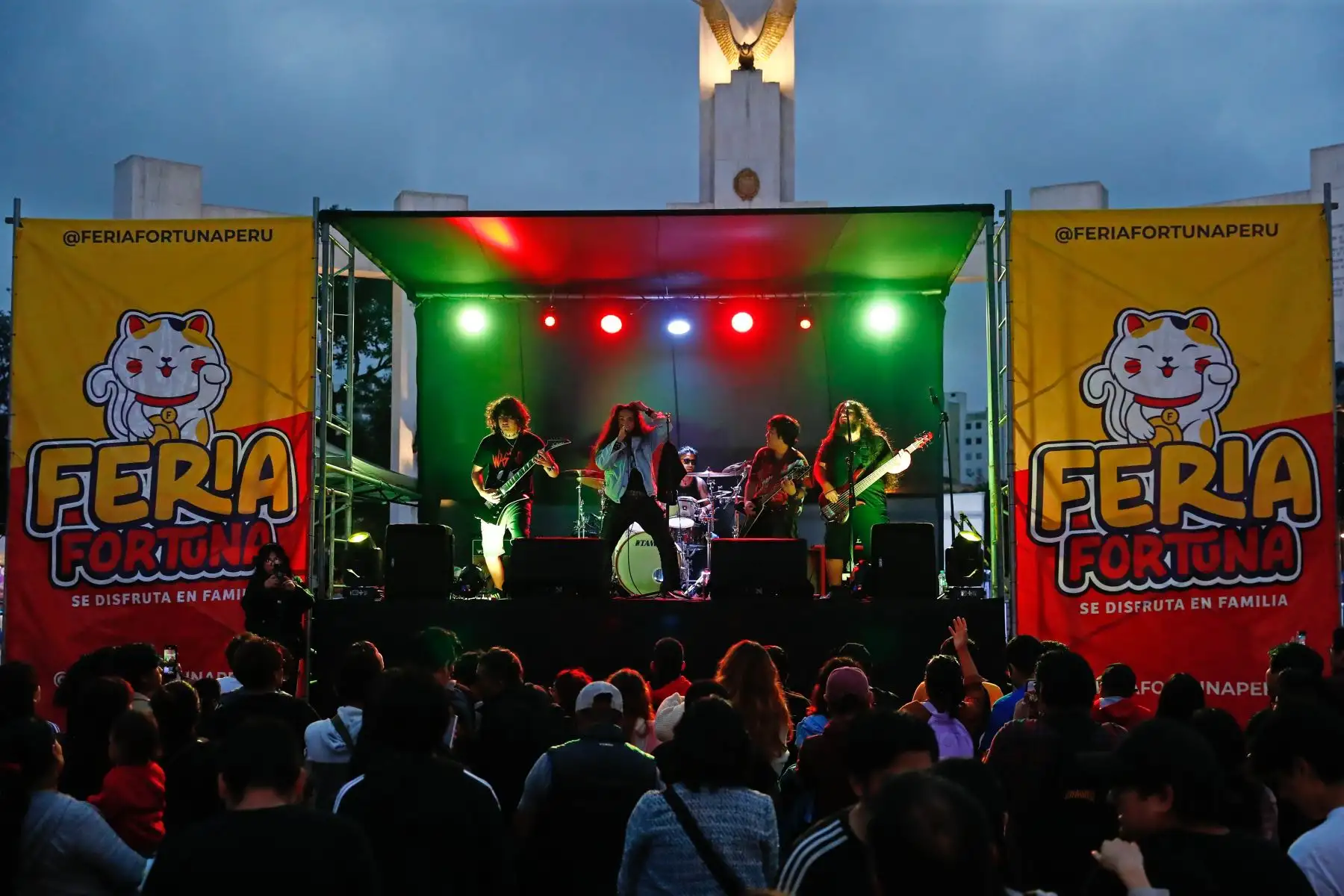 La Feria Fortuna ofrece al público mucha diversidad, desde libros, cómics, adornos, ropa y bolsos, entre otros. También cuenta con patio de comidas, zona de juegos y un escenario para conciertos. El ingreso es gratuito. Foto: ANDINA/Daniel Bracamonte