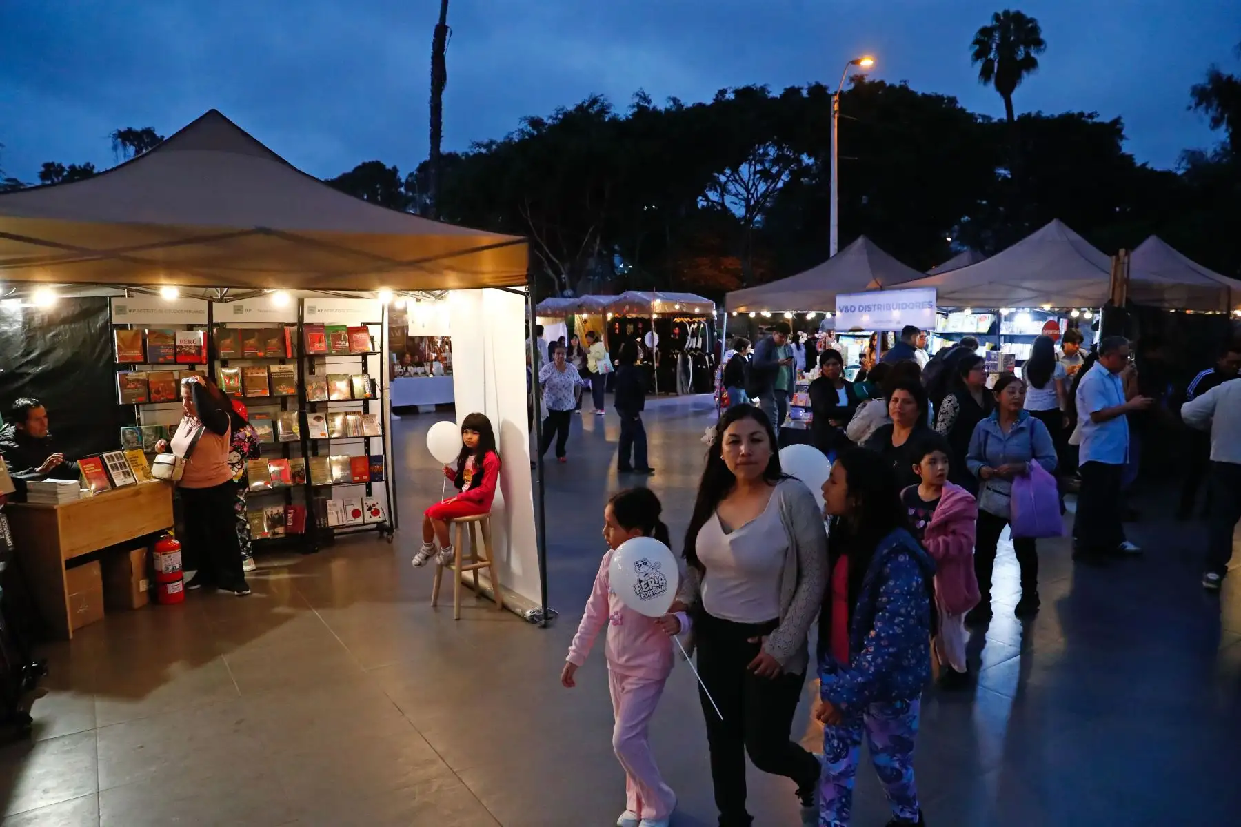 Decenas de personas acuden en familia y entre amigos a la Feria Fortuna, que se realiza en el parque Próceres de la Independencia de Jesús María del viernes 14 al domingo 16 de agosto de 2026. Foto: ANDINA/Daniel Bracamonte