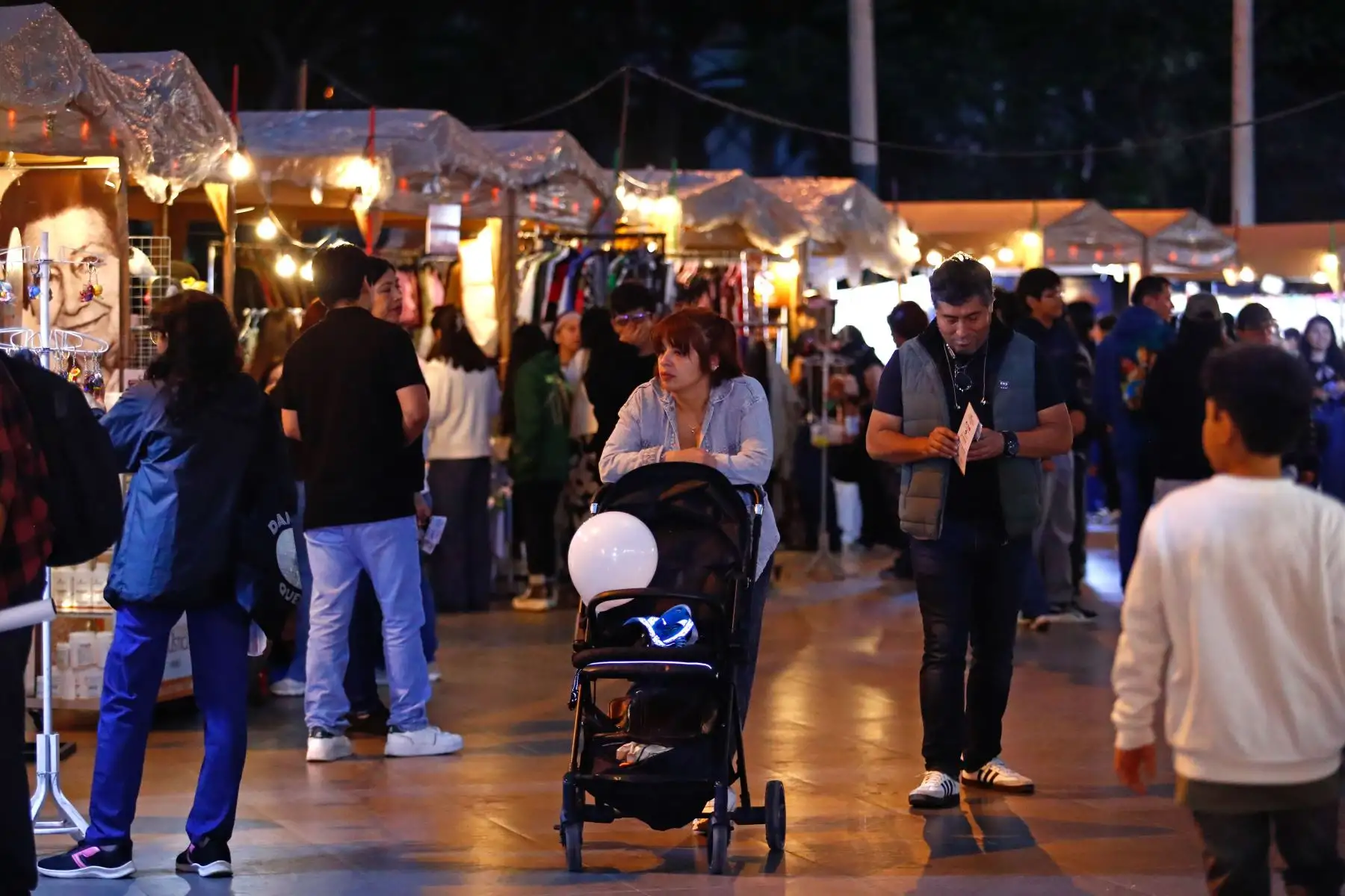 Decenas de personas acuden en familia y entre amigos a la Feria Fortuna, que se realiza en el parque Próceres de la Independencia de Jesús María del viernes 14 al domingo 16 de agosto de 2026. Foto: ANDINA/Daniel Bracamonte