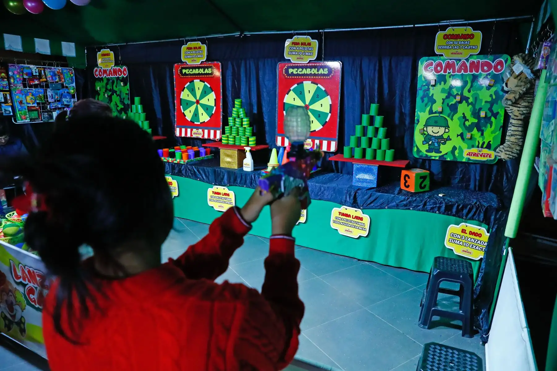 La Feria Fortuna ofrece al público mucha diversidad, desde libros, cómics, adornos, ropa y bolsos, entre otros. También cuenta con patio de comidas, zona de juegos y un escenario para conciertos. El ingreso es gratuito. Foto: ANDINA/Daniel Bracamonte