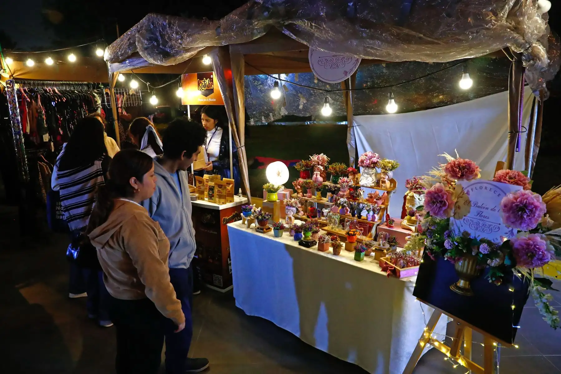 La Feria Fortuna ofrece al público mucha diversidad, desde libros, cómics, adornos, ropa y bolsos, entre otros. También cuenta con patio de comidas, zona de juegos y un escenario para conciertos. El ingreso es gratuito. Foto: ANDINA/Daniel Bracamonte