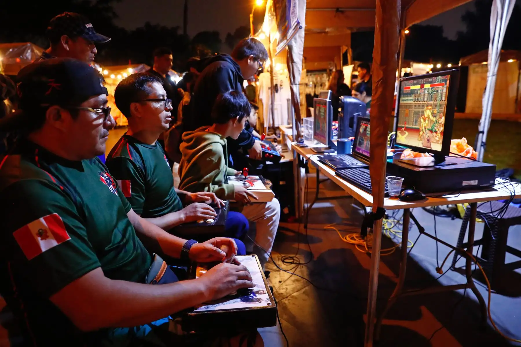 La Feria Fortuna ofrece al público mucha diversidad, desde libros, cómics, adornos, ropa y bolsos, entre otros. También cuenta con patio de comidas, zona de juegos y un escenario para conciertos. El ingreso es gratuito. Foto: ANDINA/Daniel Bracamonte