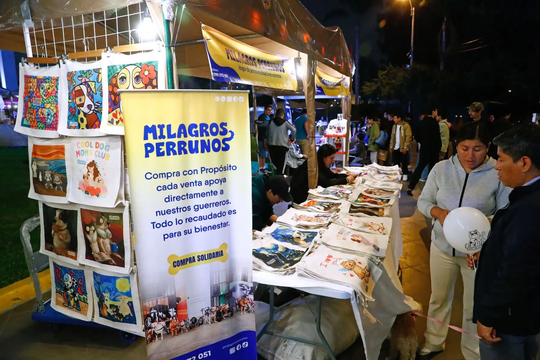 La Feria Fortuna ofrece al público mucha diversidad, desde libros, cómics, adornos, ropa y bolsos, entre otros. También cuenta con patio de comidas, zona de juegos y un escenario para conciertos. El ingreso es gratuito. Foto: ANDINA/Daniel Bracamonte