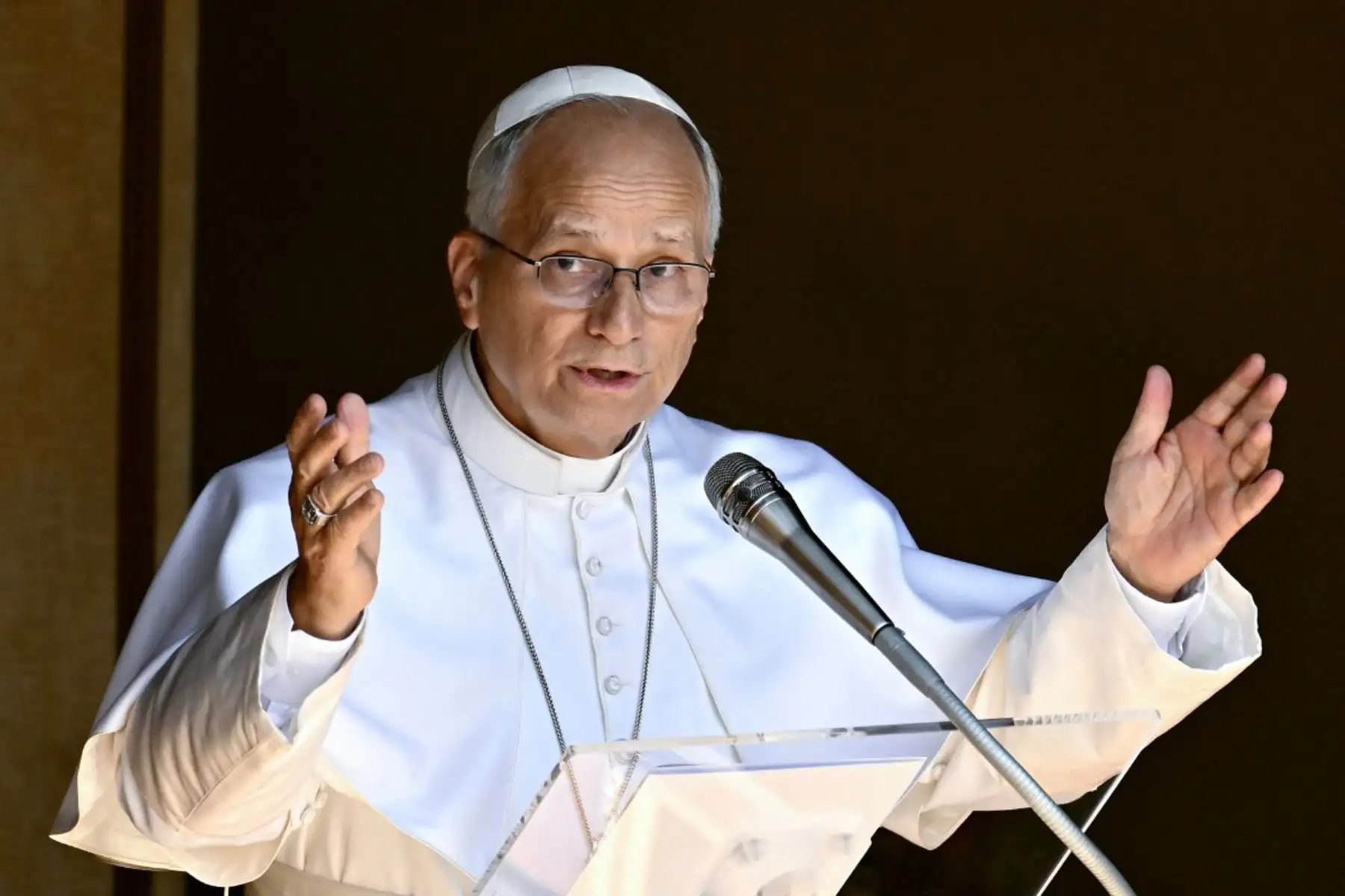 El papa León XIV imparte su bendición a los fieles reunidos en la Piazza della Liberta, frente al Palacio Apostólico, durante el rezo del Ángelus en Castel Gandolfo. Foto: ANDINA/AFP