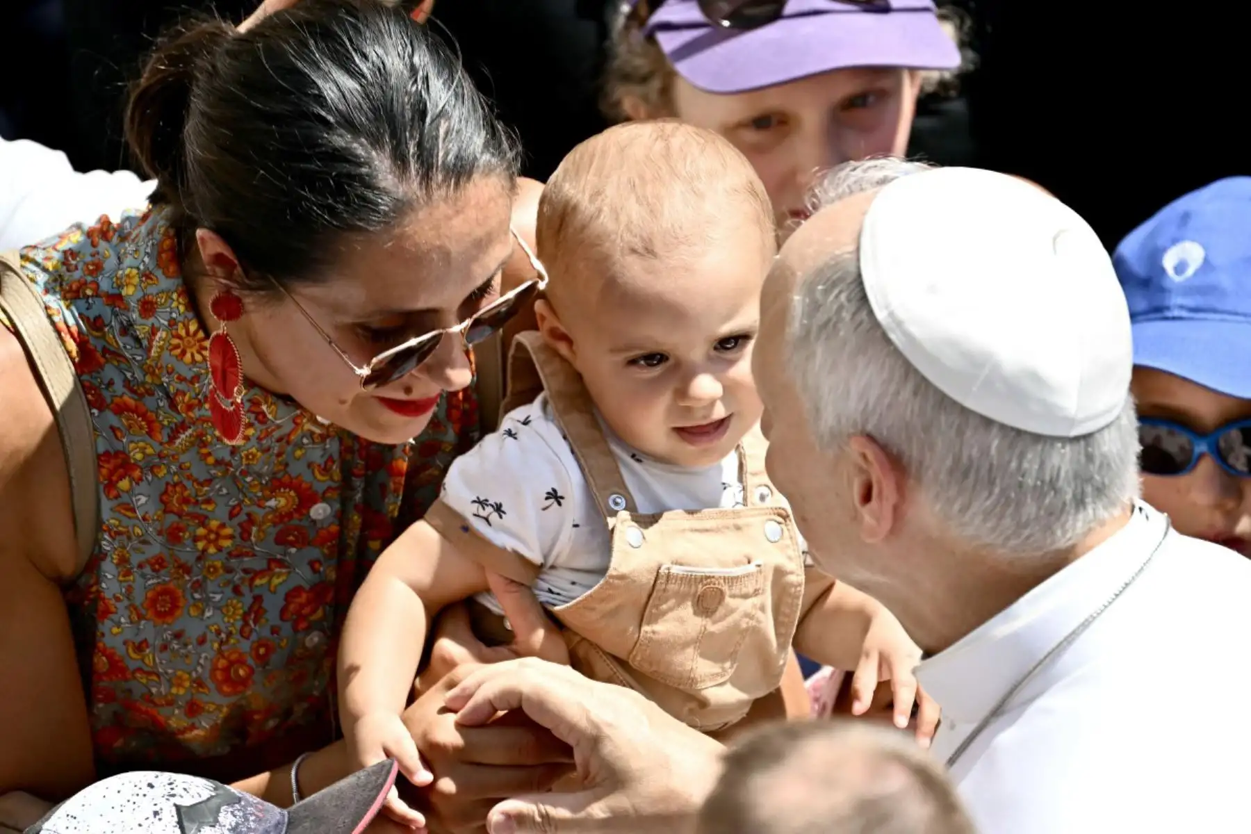El papa León XIV saluda a los fieles reunidos en la Piazza della Liberta (Plaza de la Libertad) frente al Palacio Apostólico durante el rezo del Ángelus en Castel Gandolfo, al sureste de Roma. Foto: ANDINA/AFP