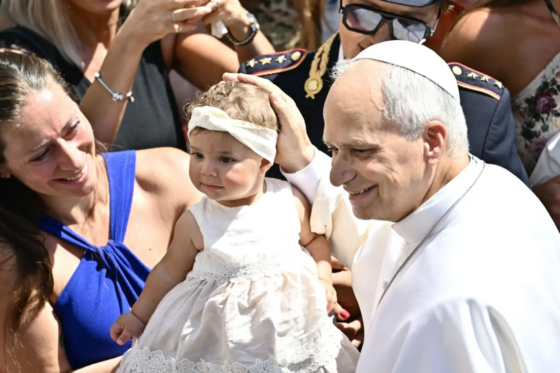 El papa León XIV saluda a los fieles reunidos en la Piazza della Liberta (Plaza de la Libertad) frente al Palacio Apostólico durante el rezo del Ángelus en Castel Gandolfo, al sureste de Roma. Foto: ANDINA/AFP