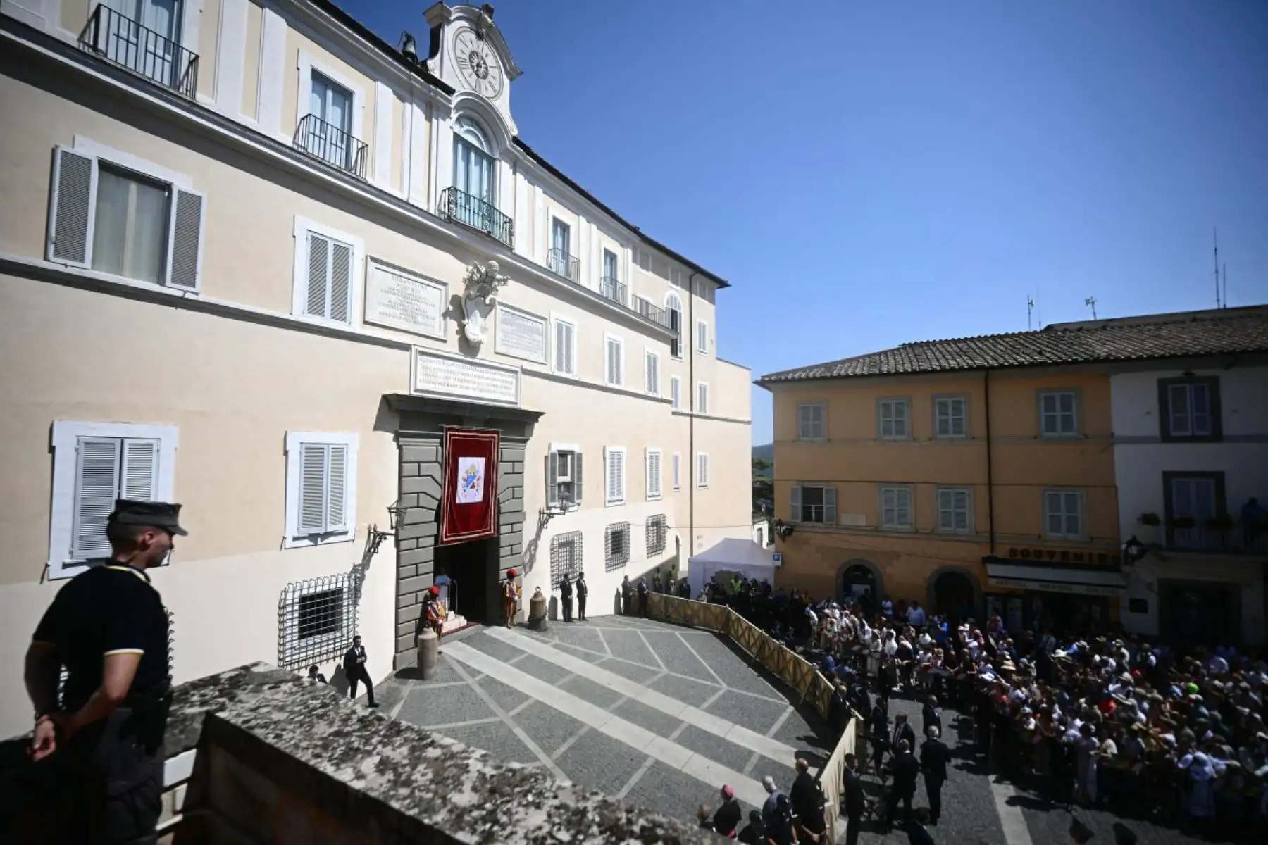 El papa León XIV imparte su bendición a los fieles reunidos en la Piazza della LibertA, frente al Palacio Apostólico, durante el rezo del Ángelus en Castel Gandolfo. Foto: ANDINA/AFP