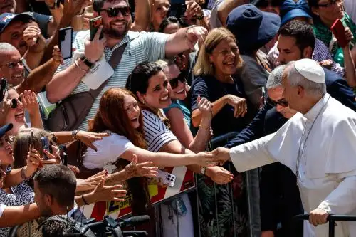 El Papa León XIV durante el rezo del Ángelus en Castel Gandolfo