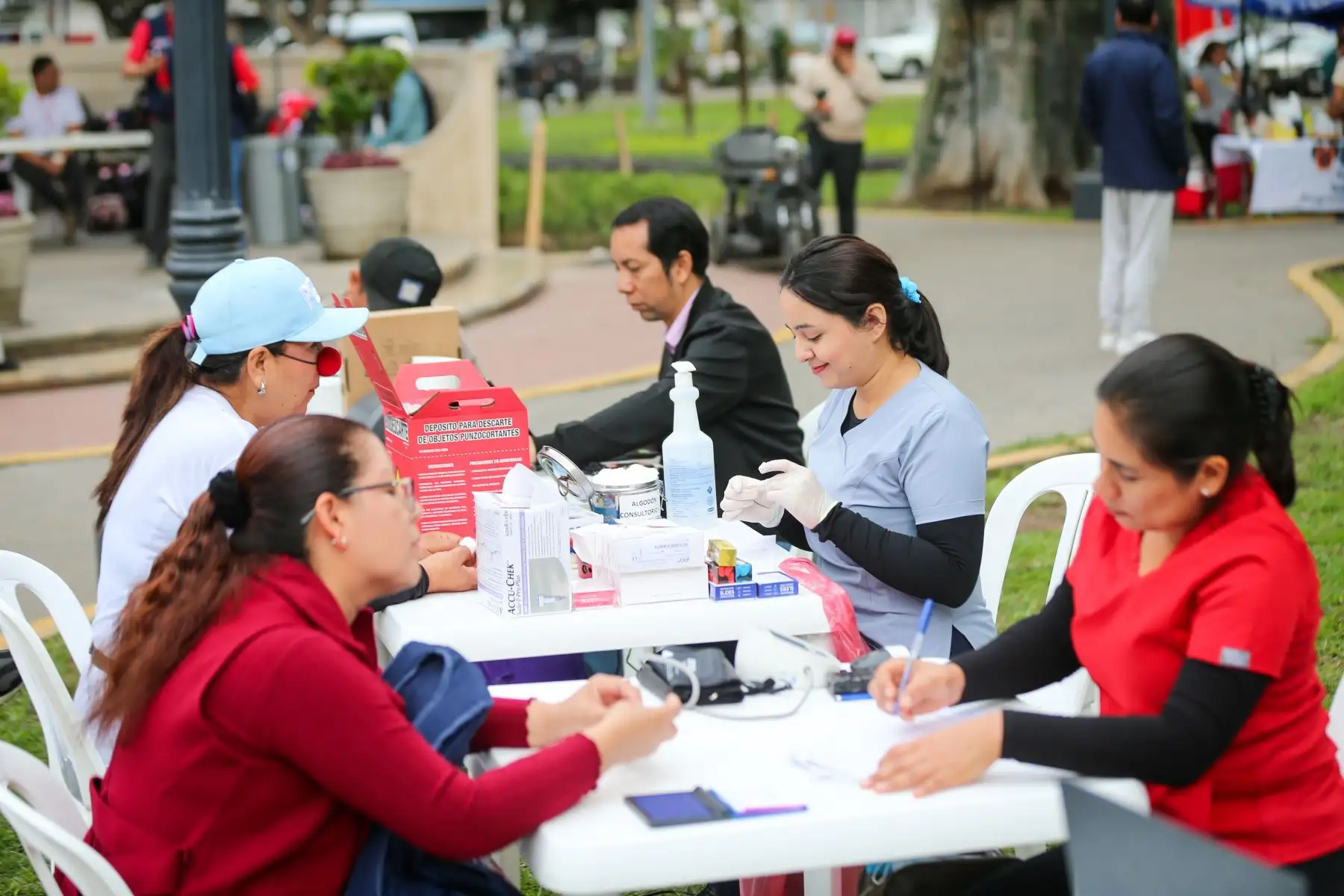 Jóvenes, adultos mayores y niños fueron sensibilizados sobre la importancia de la donación voluntaria de sangre, un acto solidario que puede contribuir a salvar hasta tres vidas. Foto: ANDINA/ Ricardo Cuba