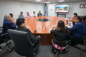 El ministro Vladimiro Huaroc sostuvo una reunión de trabajo con la alcaldesa provincial Janet Castagne y el senador por Ucayali Jorge Velásquez, entre otras autoridades.