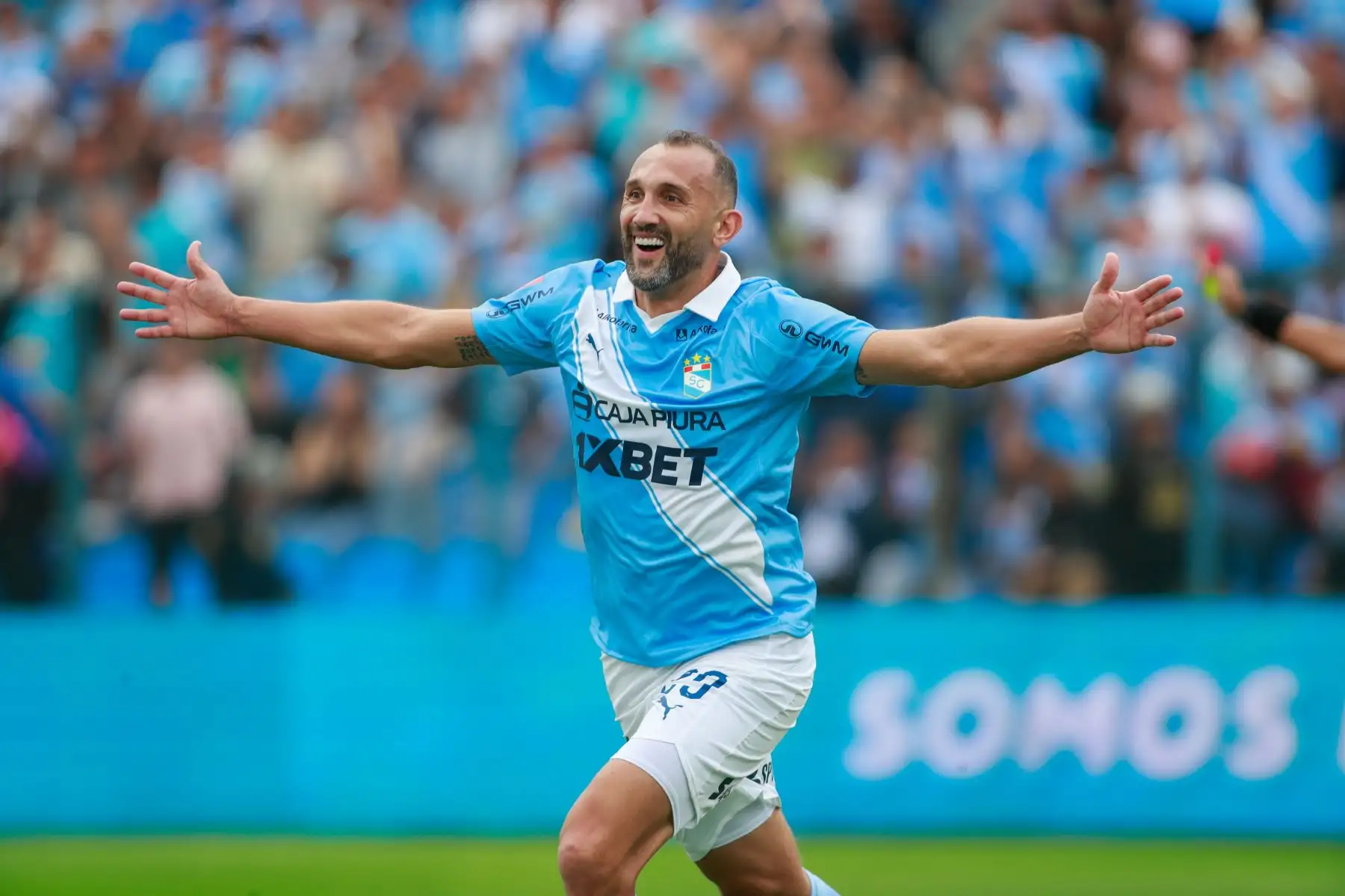 Futbolistas de Hernán Barcos celebran el gol de Sporting Cristal ante Sport Huancayo, durante el partido perteneciente a la quinta fecha del Torneo Clausura, en el Estadio Gallardo del Rimac. 
Foto: ANDINA/Ricardo Cuba