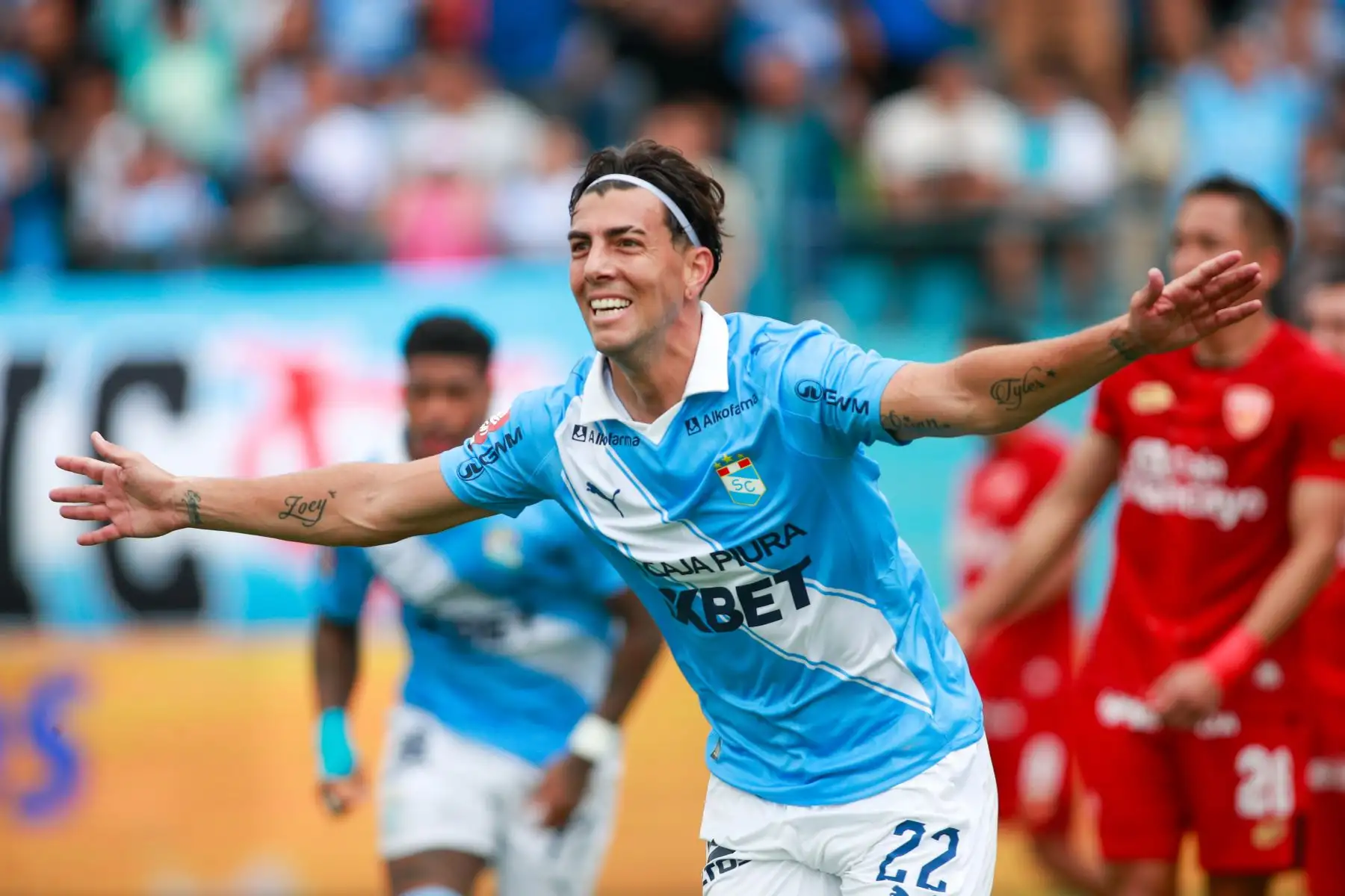 Futbolistas de Michael Hoyos celebran el gol de Sporting Cristal ante Sport Huancayo, durante el partido perteneciente a la quinta fecha del Torneo Clausura, en el Estadio Gallardo del Rimac. 
Foto: ANDINA/Ricardo Cuba