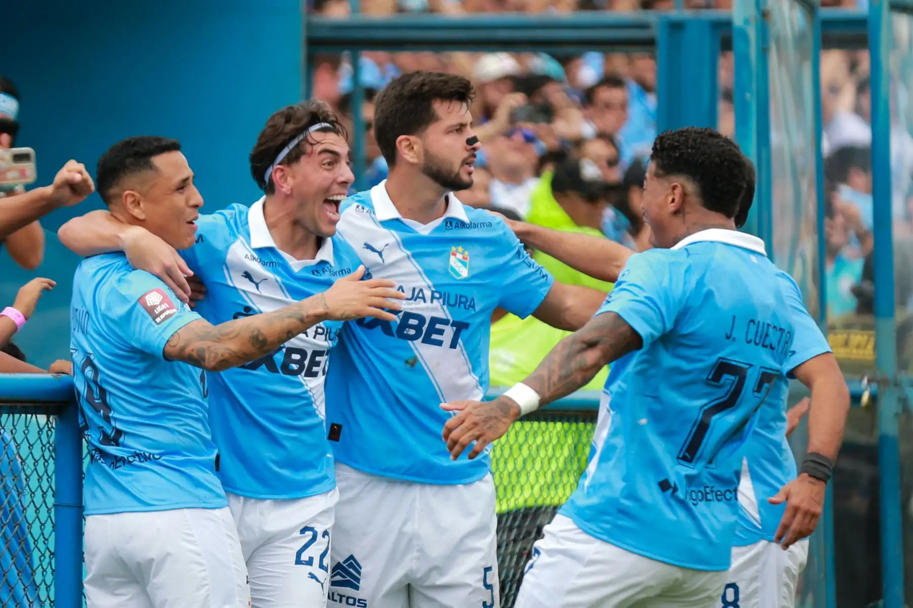 Jugadores celebran el gol de Sporting Cristal ante Sport Huancayo, durante el partido perteneciente a la quinta fecha del Torneo Clausura, en el Estadio Gallardo del Rimac. 
Foto: ANDINA/Ricardo Cuba