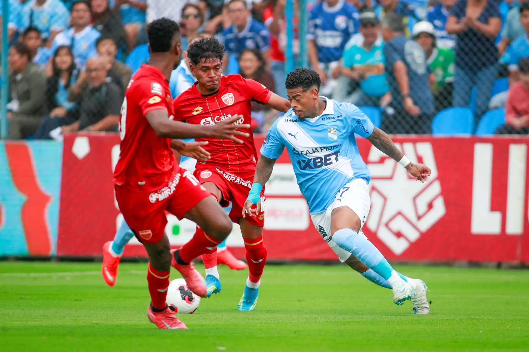 El jugador de Sporting Cristal, disputa el balón con el jugador ante Sport Huancayo, durante el partido perteneciente a la quinta fecha del Torneo Clausura, en el Estadio Gallardo del Rimac. 
Foto: ANDINA/Ricardo Cuba