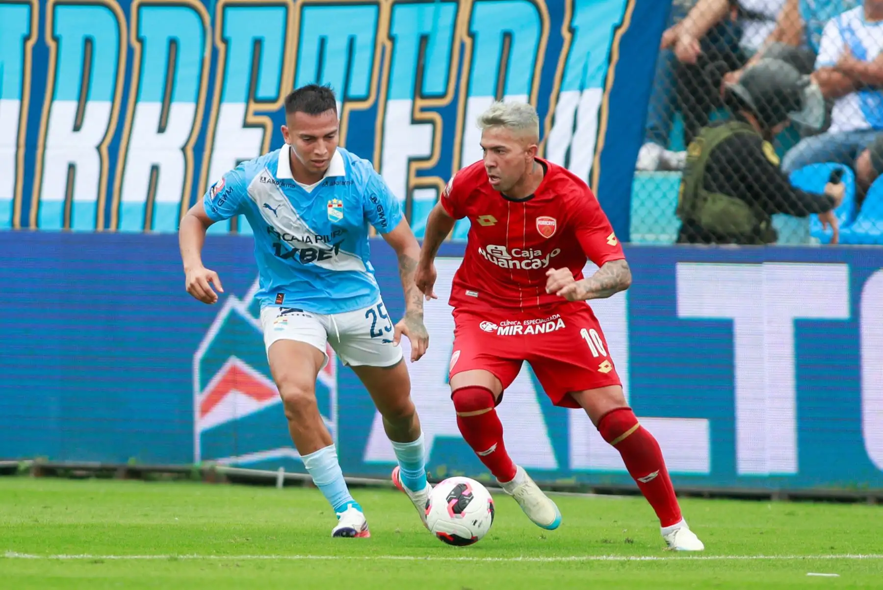 El jugador de Sporting Cristal, disputa el balón con el jugador ante Sport Huancayo, durante el partido perteneciente a la quinta fecha del Torneo Clausura, en el Estadio Gallardo del Rimac. 
Foto: ANDINA/Ricardo Cuba