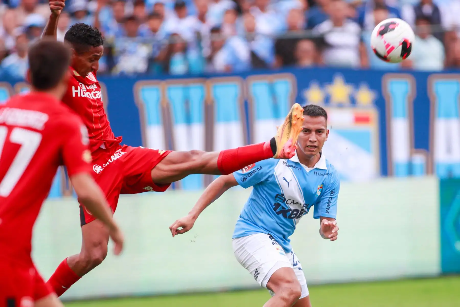 El jugador de Sporting Cristal, disputa el balón con el jugador ante Sport Huancayo, durante el partido perteneciente a la quinta fecha del Torneo Clausura, en el Estadio Gallardo del Rimac. 
Foto: ANDINA/Ricardo Cuba