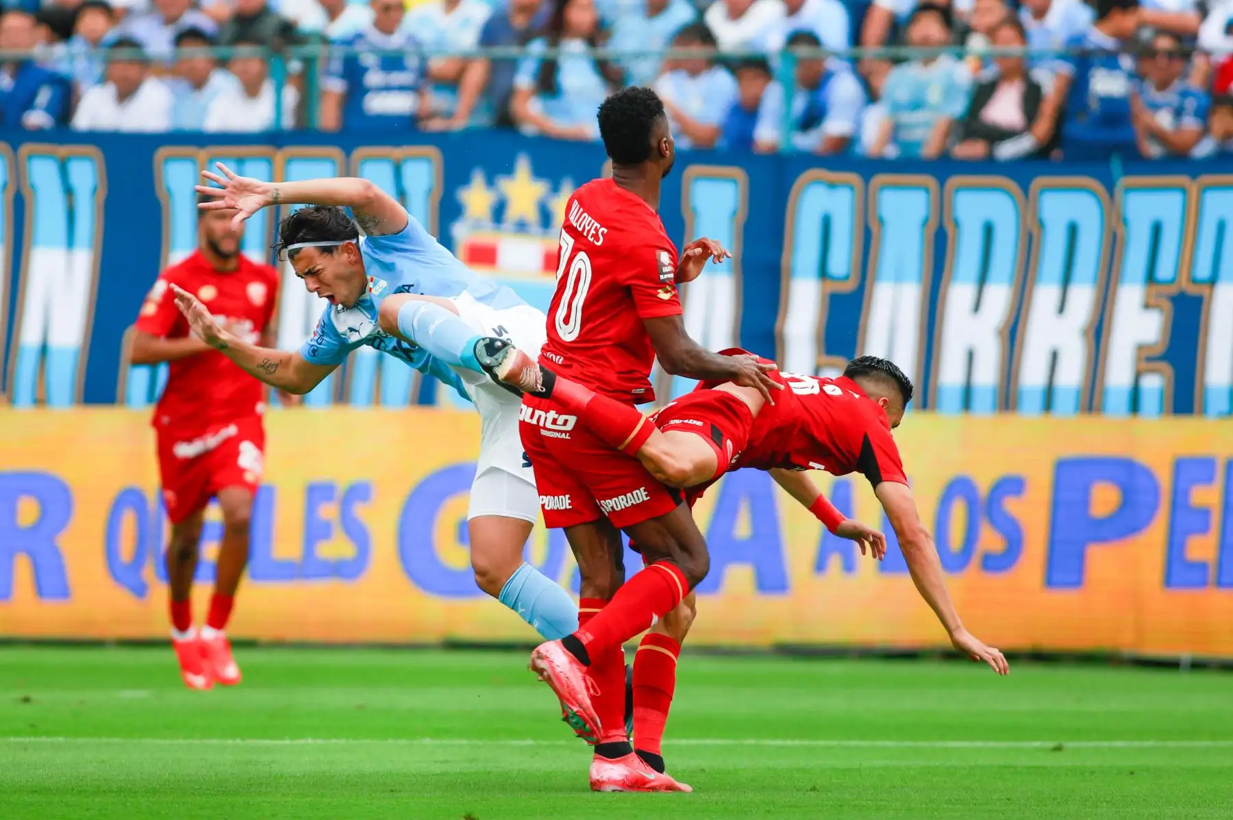 El jugador de Sporting Cristal, disputan el balón con el jugador ante Sport Huancayo, durante el partido perteneciente a la quinta fecha del Torneo Clausura, en el Estadio Gallardo del Rimac. 
Foto: ANDINA/Ricardo Cuba