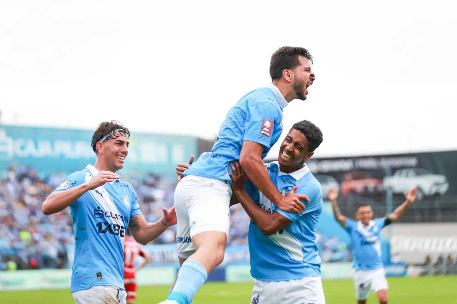 Jugadores de Sporting Cristal celebran el gol de Rafael Lutiger ante Sport Huancayo, durante el partido perteneciente a la quinta fecha del Torneo Clausura, en el Estadio Gallardo del Rimac. 
Foto: ANDINA/Ricardo Cuba
