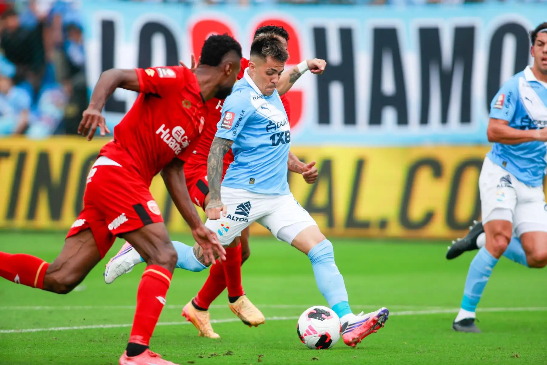 El jugador de Sporting Cristal, disputa el balón con el jugador ante Sport Huancayo, durante el partido perteneciente a la quinta fecha del Torneo Clausura, en el Estadio Gallardo del Rimac. 
Foto: ANDINA/Ricardo Cuba