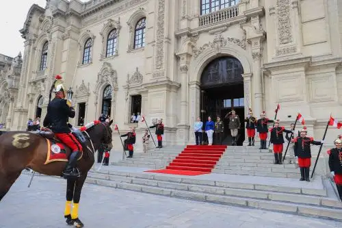 Presidenta Keiko Fujimori lideró cambio de guardia en Palacio de Gobierno