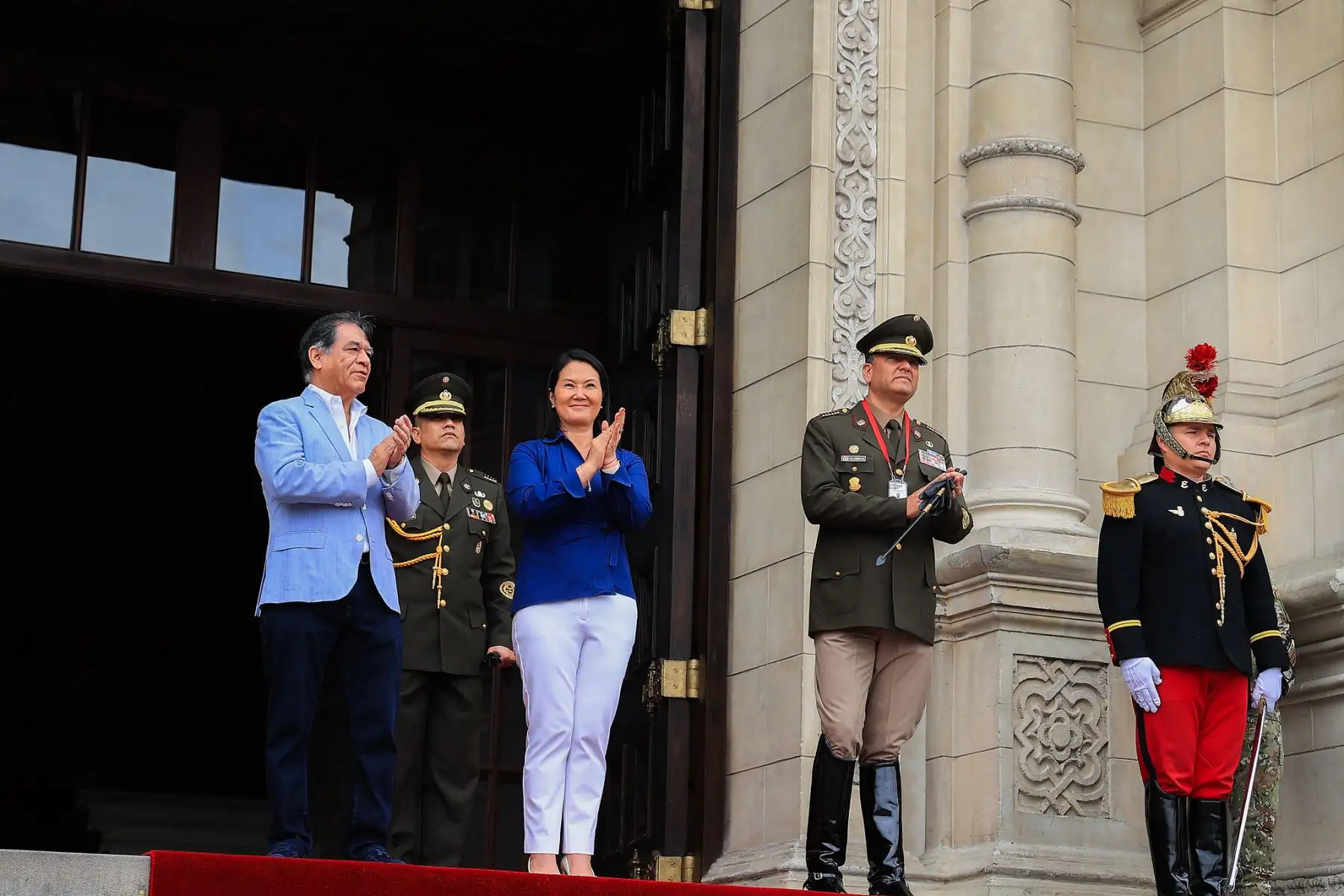 La presidenta de la República, Keiko Fujimori, lideró el tradicional cambio de guardia en Palacio de Gobierno. Foto: Presidencia