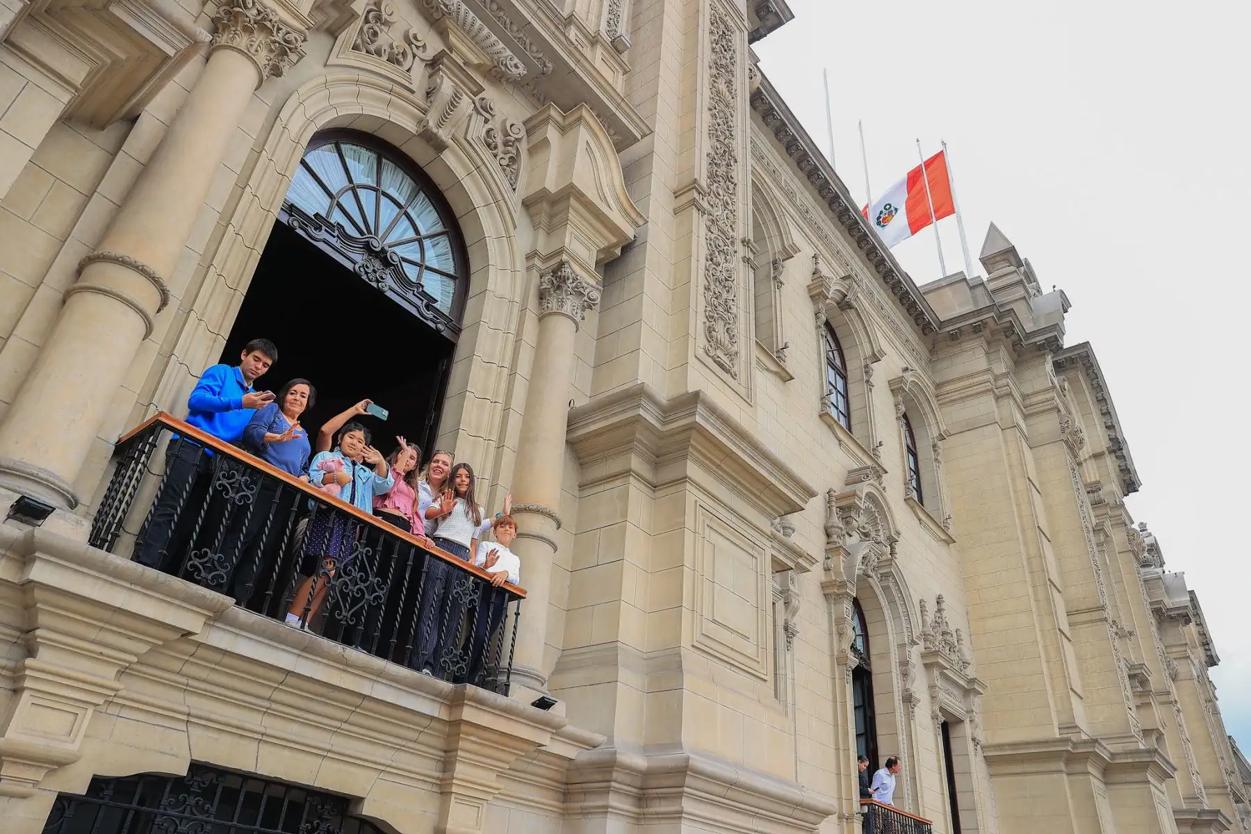 La presidenta de la República, Keiko Fujimori, lideró el tradicional cambio de guardia en Palacio de Gobierno. Foto: Presidencia