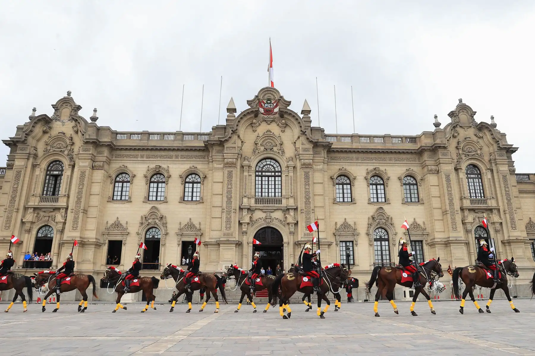 La presidenta de la República, Keiko Fujimori, lideró el tradicional cambio de guardia en Palacio de Gobierno. Foto: Presidencia