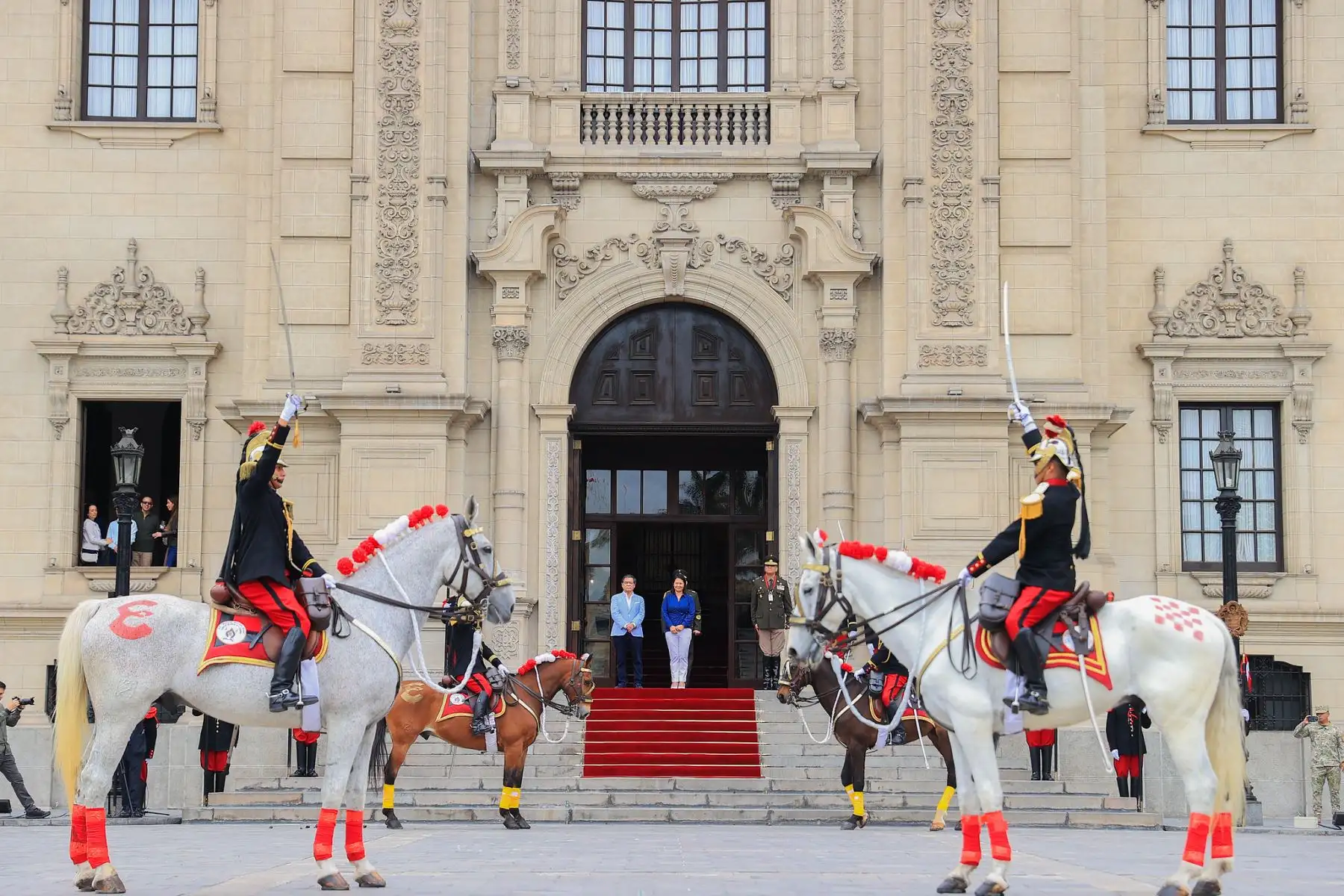 La presidenta de la República, Keiko Fujimori, lideró el tradicional cambio de guardia en Palacio de Gobierno. Foto: Presidencia