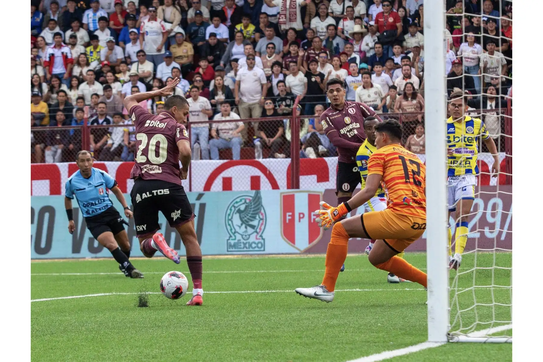 Universitario de Deportes venció de visita 3-2 a Cajamarca FC en el estadio Héroes de San Ramón. Los goles del equipo crema fueron anotados por César Inga, Alex Valera y Gianluca Lapadula. El partido corresponde a la quinta fecha del Torneo Clausura. Foto: Liga 1