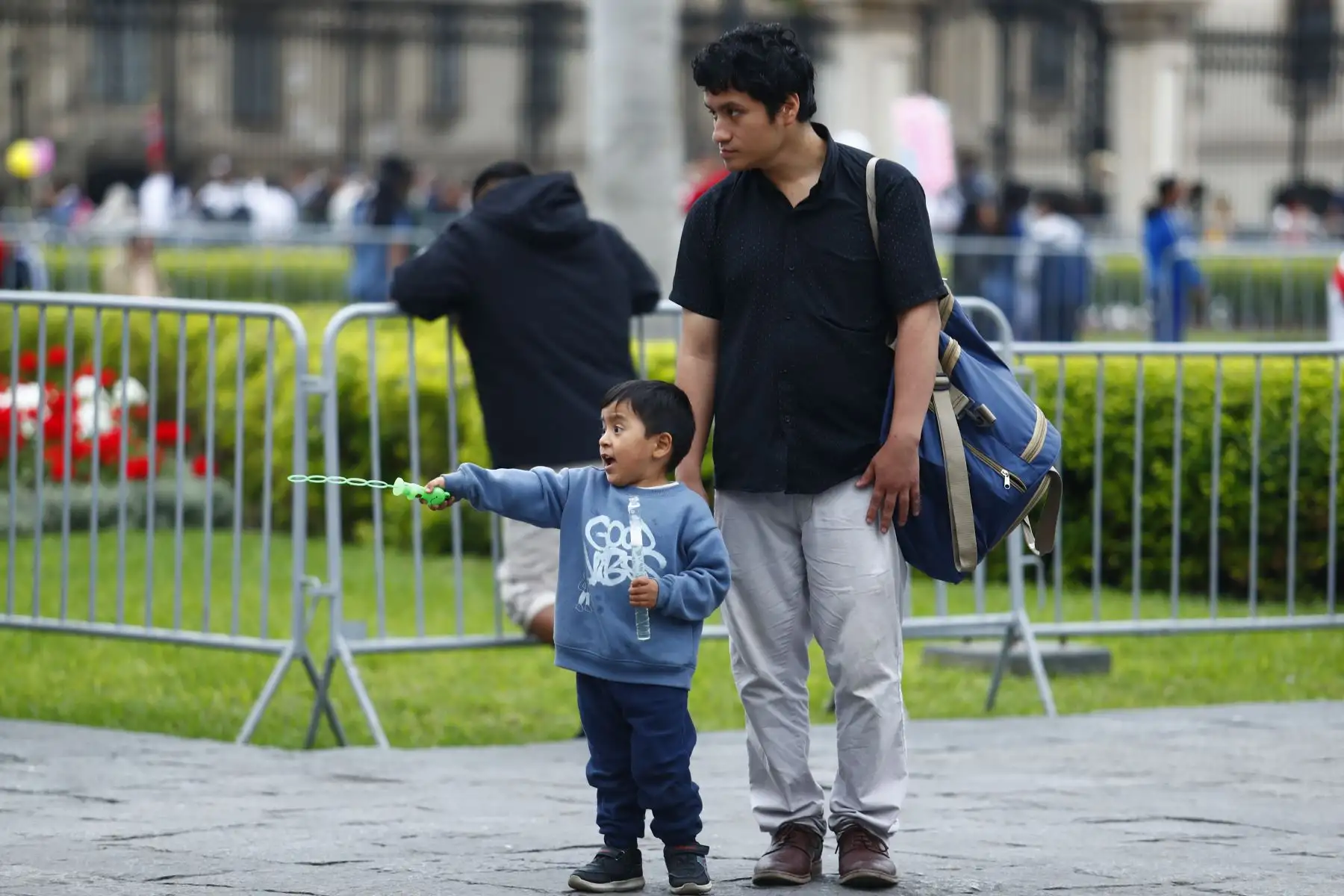 Cientos de peruanos salieron a pasear en familia con sus menores hijos por el Centro Histórico de Lima, principalmente por la Plaza de Armas y el parque La Muralla, para pasar un momento agradable hoy domingo 16 de agosto de 2026, fecha en que se celebra el Día del Niño. Foto: ANDINA/Daniel Bracamonte
