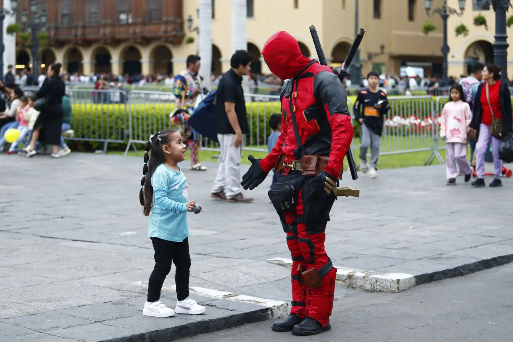 Cientos de peruanos salieron a pasear en familia con sus menores hijos por el Centro Histórico de Lima, principalmente por la Plaza de Armas y el parque La Muralla, para pasar un momento agradable hoy domingo 16 de agosto de 2026, fecha en que se celebra el Día del Niño. Foto: ANDINA/Daniel Bracamonte