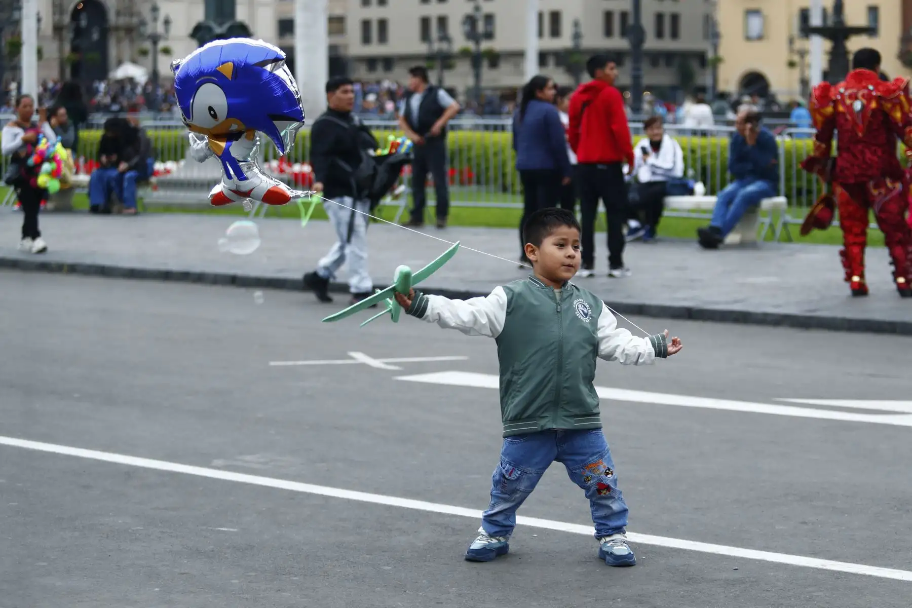 Cientos de peruanos salieron a pasear en familia con sus menores hijos por el Centro Histórico de Lima, principalmente por la Plaza de Armas y el parque La Muralla, para pasar un momento agradable hoy domingo 16 de agosto de 2026, fecha en que se celebra el Día del Niño. Foto: ANDINA/Daniel Bracamonte