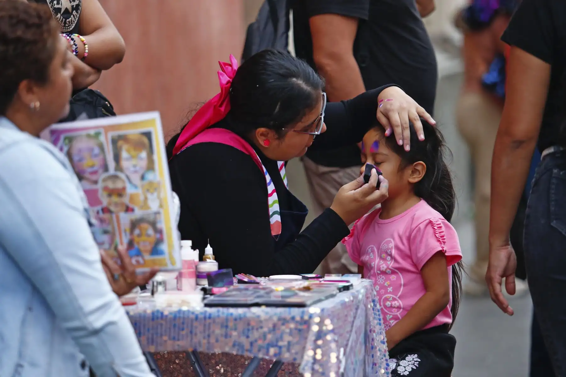 Cientos de peruanos salieron a pasear en familia con sus menores hijos por el Centro Histórico de Lima, principalmente por la Plaza de Armas y el parque La Muralla, para pasar un momento agradable hoy domingo 16 de agosto de 2026, fecha en que se celebra el Día del Niño. Foto: ANDINA/Daniel Bracamonte