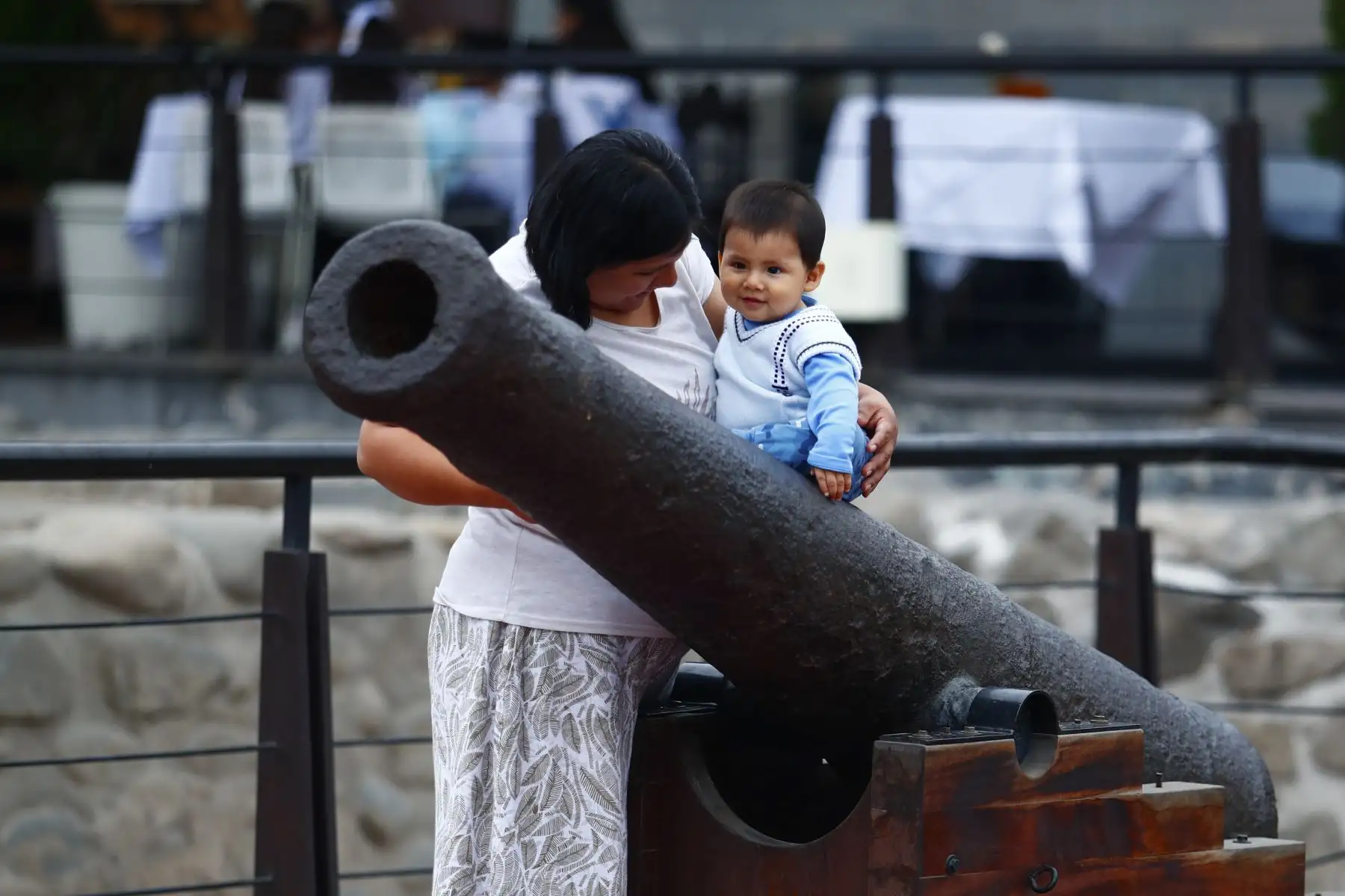 Cientos de peruanos salieron a pasear en familia con sus menores hijos por el Centro Histórico de Lima, principalmente por la Plaza de Armas y el parque La Muralla, para pasar un momento agradable hoy domingo 16 de agosto de 2026, fecha en que se celebra el Día del Niño. Foto: ANDINA/Daniel Bracamonte