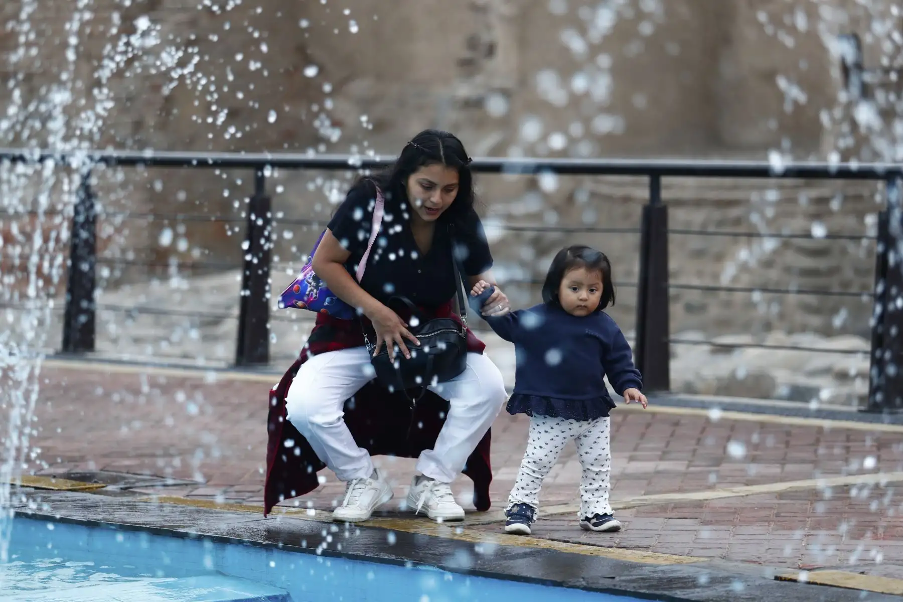 Cientos de peruanos salieron a pasear en familia con sus menores hijos por el Centro Histórico de Lima, principalmente por la Plaza de Armas y el parque La Muralla, para pasar un momento agradable hoy domingo 16 de agosto de 2026, fecha en que se celebra el Día del Niño. Foto: ANDINA/Daniel Bracamonte