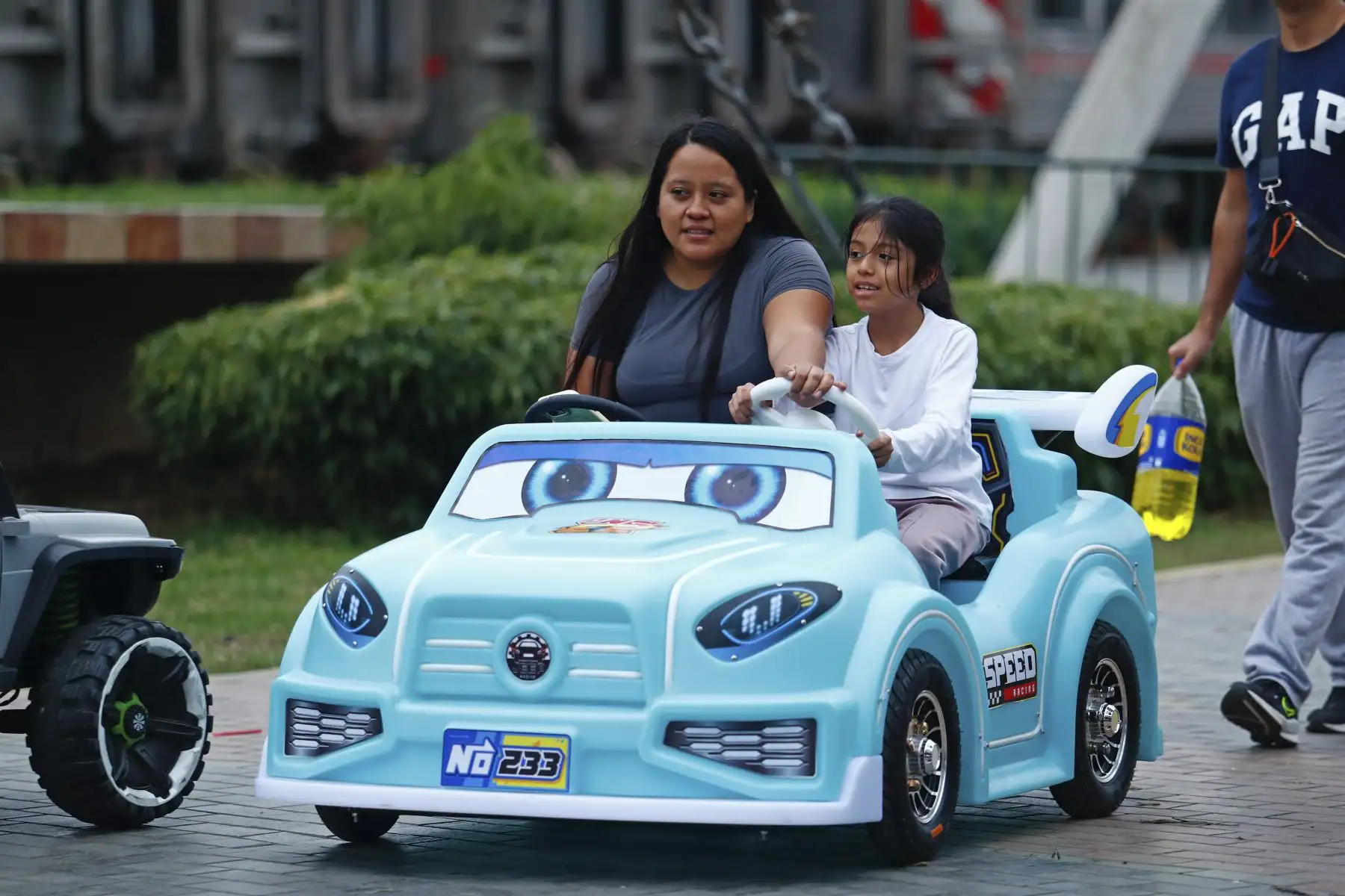 Cientos de peruanos salieron a pasear en familia con sus menores hijos por el Centro Histórico de Lima, principalmente por la Plaza de Armas y el parque La Muralla, para pasar un momento agradable hoy domingo 16 de agosto de 2026, fecha en que se celebra el Día del Niño. Foto: ANDINA/Daniel Bracamonte