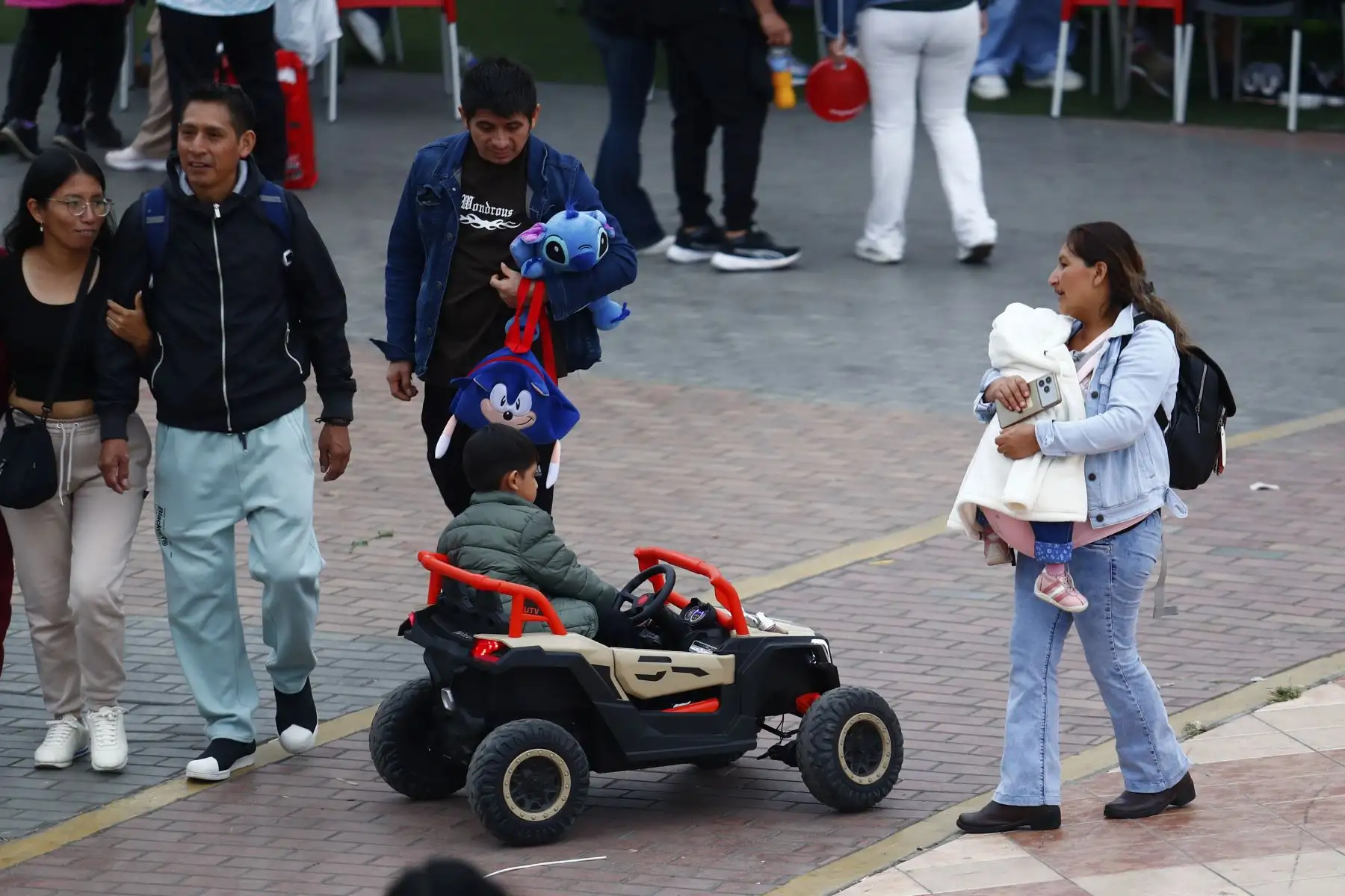 Cientos de peruanos salieron a pasear en familia con sus menores hijos por el Centro Histórico de Lima, principalmente por la Plaza de Armas y el parque La Muralla, para pasar un momento agradable hoy domingo 16 de agosto de 2026, fecha en que se celebra el Día del Niño. Foto: ANDINA/Daniel Bracamonte