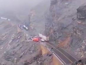Un huaico de proporciones bloquea el tránsito en la carretera Panamericana Sur, a la altura del distrito de Atico, región Arequipa. En la zona se presenta una persistente lluvia que casi provoca, además, la caída de una cisterna a un abismo. ANDINA/Difusión