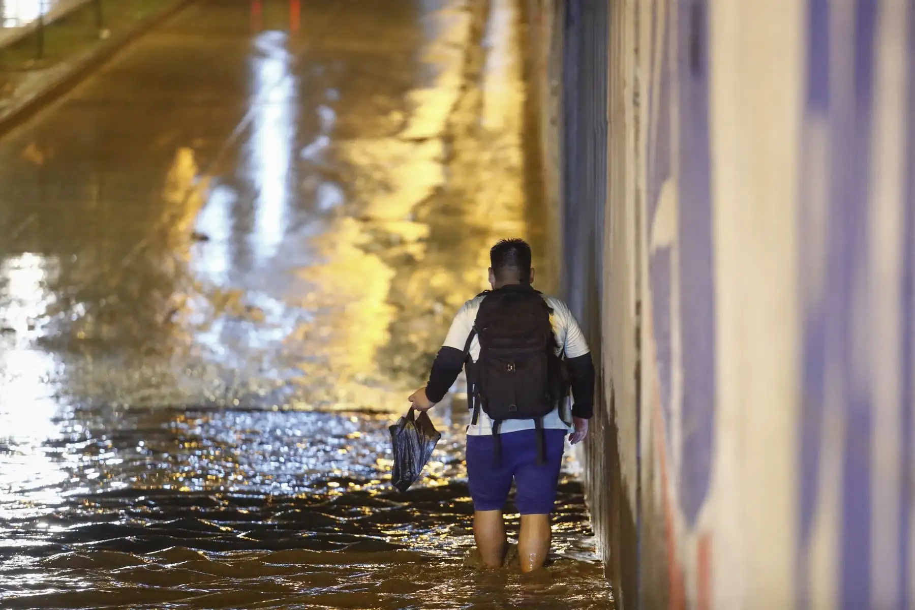 Fuertes lluvias por la noche del domingo 16 de agosto de 2026 afectaron diversas zonas de Villa El Salvador, generando agua empozada en las principales calles y avenidas del distrito. Foto: ANDINA/Daniel Bracamonte