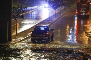 Fuertes lluvias por la noche del domingo 16 de agosto de 2026 afectaron diversas zonas de Villa El Salvador, generando agua empozada en las principales calles y avenidas del distrito. Foto: ANDINA/Daniel Bracamonte